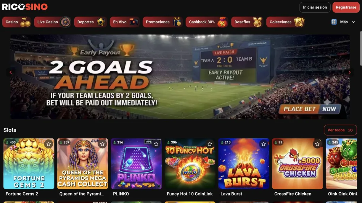 Captura real de la portada de ricosino.com en tema oscuro con el menú superior, un banner deportivo y una fila de slots populares